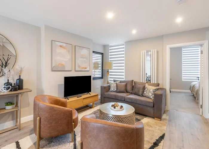 Earthy Elegance Stylish 4Br For Urban Escapes