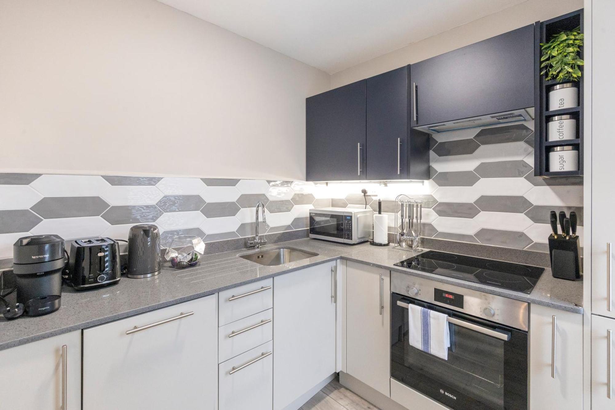 Earthy Elegance Stylish 4br For Urban Escapes Appartement *