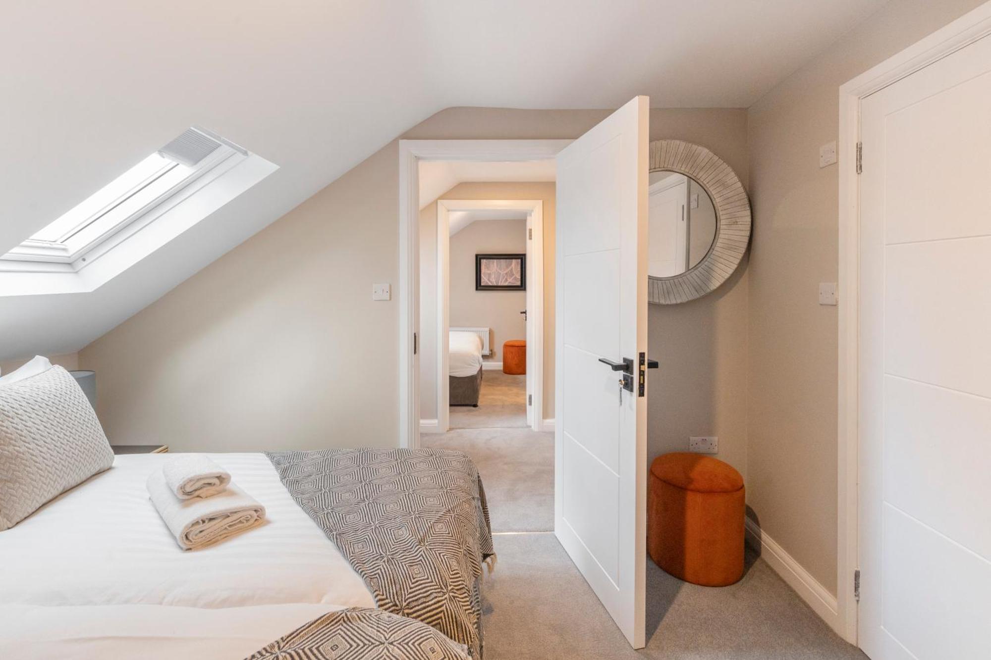 Earthy Elegance Stylish 4br For Urban Escapes Appartement *