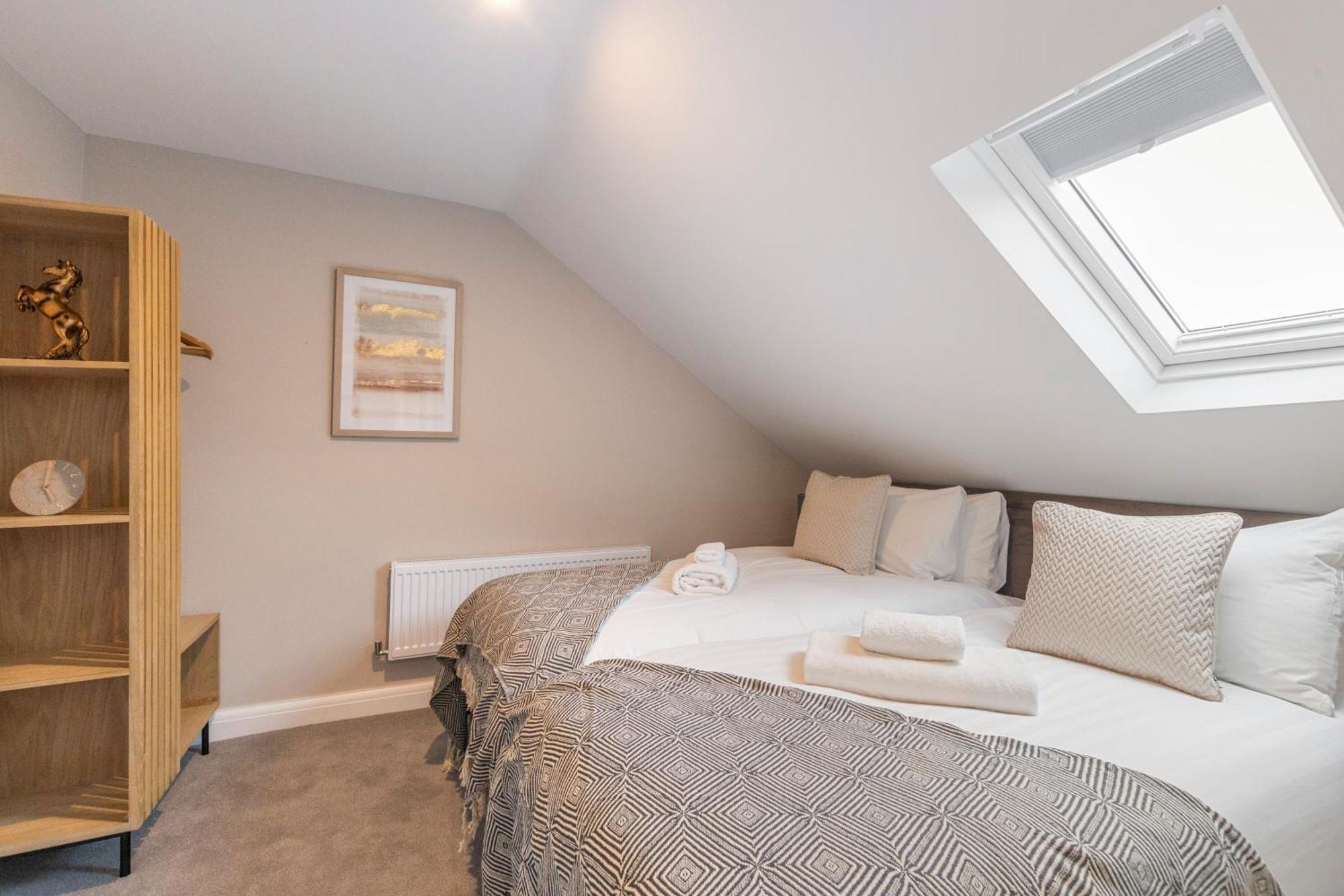 Earthy Elegance Stylish 4br For Urban Escapes Appartement *