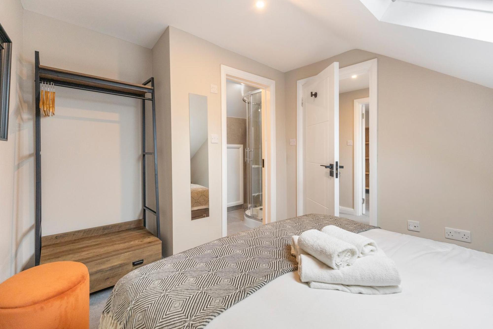 Earthy Elegance Stylish 4br For Urban Escapes Appartement *