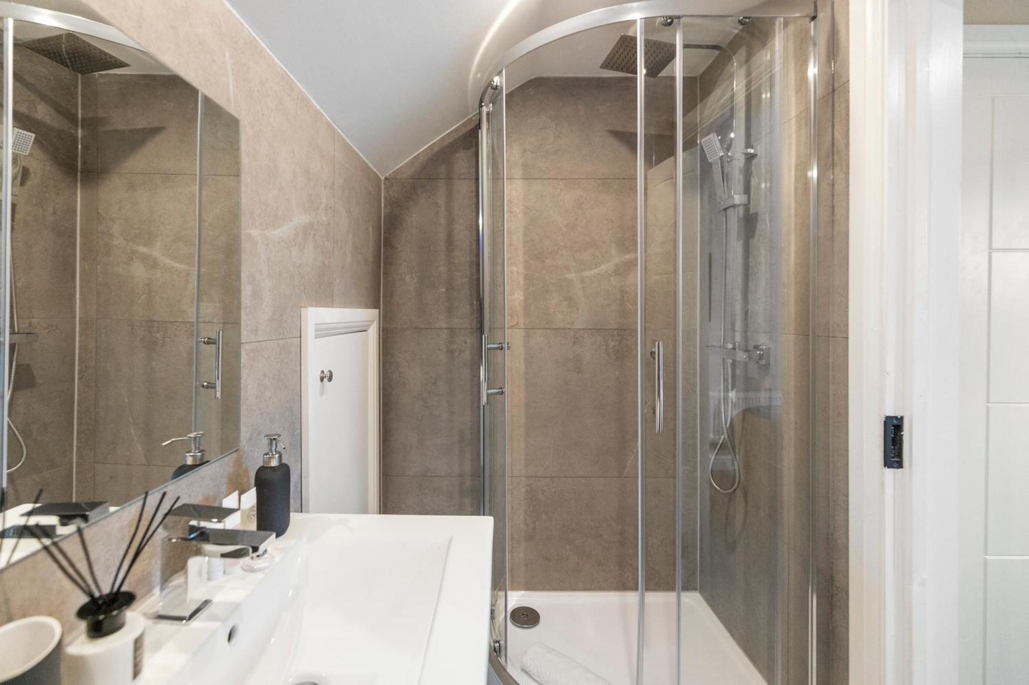Earthy Elegance Stylish 4br For Urban Escapes Londres