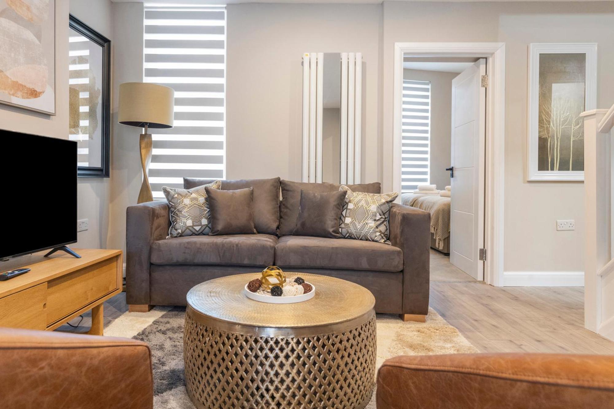 Earthy Elegance Stylish 4br For Urban Escapes Appartement *